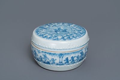 Une boîte couverte en porcelaine de Chine en bleu et blanc à décor figuratif, Kangxi/Yongzheng