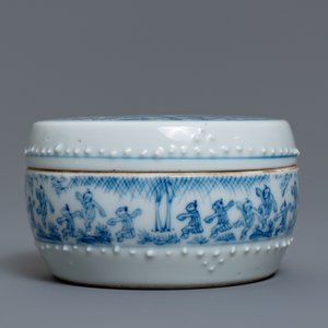 Une boîte couverte en porcelaine de Chine en bleu et blanc à décor figuratif, Kangxi/Yongzheng — photo 2