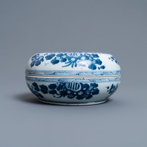 Une boîte couverte en porcelaine de Chine en bleu et blanc, Kangxi — photo 5