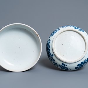 Une boîte couverte en porcelaine de Chine en bleu et blanc, Kangxi — photo 7
