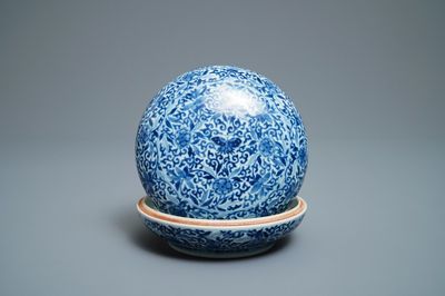 Une boîte couverte en porcelaine de Chine en bleu et blanc, marque de Kangxi, 19ème