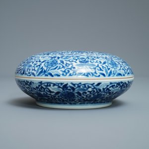 Une boîte couverte en porcelaine de Chine en bleu et blanc, marque de Kangxi, 19ème — photo 3