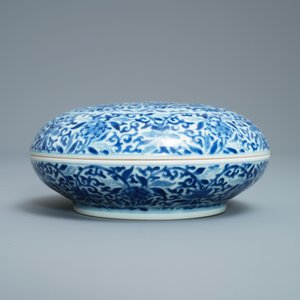 Une boîte couverte en porcelaine de Chine en bleu et blanc, marque de Kangxi, 19ème — photo 5