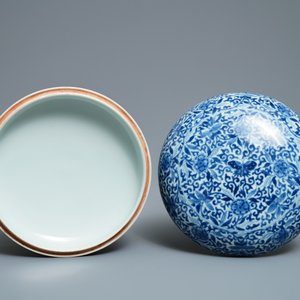 Une boîte couverte en porcelaine de Chine en bleu et blanc, marque de Kangxi, 19ème — photo 7