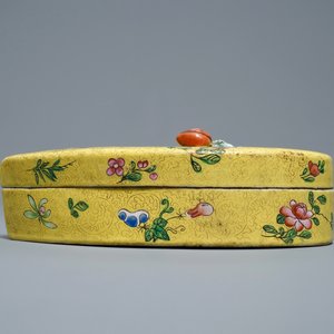 Une boîte couverte en porcelaine de Chine famille rose à fond jaune, 19/20ème — photo 2