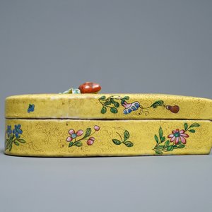 Une boîte couverte en porcelaine de Chine famille rose à fond jaune, 19/20ème — photo 4
