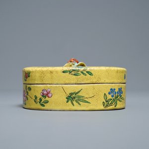 Une boîte couverte en porcelaine de Chine famille rose à fond jaune, 19/20ème — photo 5