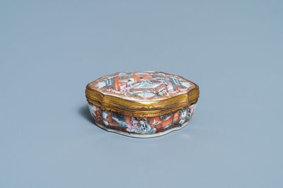 Une boîte couverte en porcelaine de Chine famille rose à monture dorée, Qianlong
