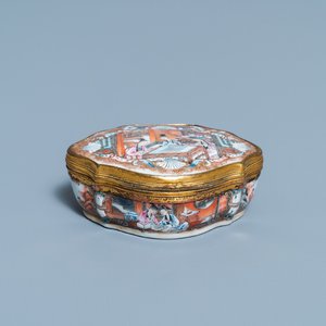 Une boîte couverte en porcelaine de Chine famille rose à monture dorée, Qianlong — photo 1