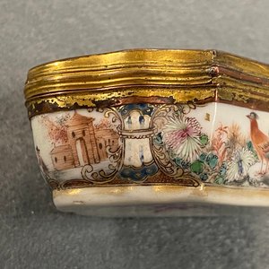 Une boîte couverte en porcelaine de Chine famille rose à monture dorée, Qianlong — photo 20