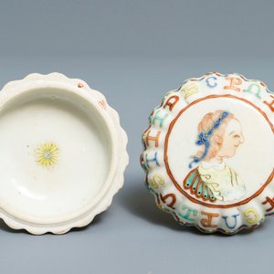 Une boîte couverte en porcelaine de Chine famille rose d'après une monnaie espagnole, Jiaqing — photo 6