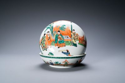 Une boîte couverte en porcelaine de Chine famille verte, 19/20ème