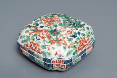 Une boîte couverte en porcelaine de Chine wucai à décor de dragons, marque de Wanli, 18/19ème