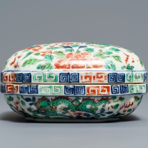 Une boîte couverte en porcelaine de Chine wucai à décor de dragons, marque de Wanli, 18/19ème — photo 5