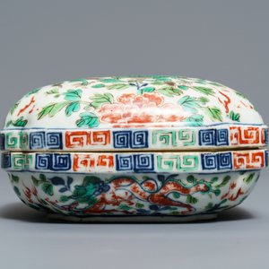 Une boîte couverte en porcelaine de Chine wucai à décor de dragons, marque de Wanli, 18/19ème — photo 6
