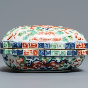 Une boîte couverte en porcelaine de Chine wucai à décor de dragons, marque de Wanli, 18/19ème — photo 8