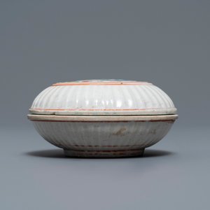 Une boîte couverte en porcelaine Kakiemon à décor d'un dragon, Japon, Edo, 17ème — photo 2