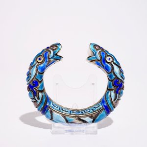 Une boîte couverte et cinq bracelets en argent émaillé, Chine, 19ème — photo 11