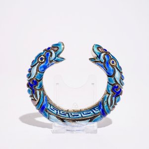 Une boîte couverte et cinq bracelets en argent émaillé, Chine, 19ème — photo 12