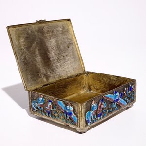 Une boîte couverte et cinq bracelets en argent émaillé, Chine, 19ème — photo 10