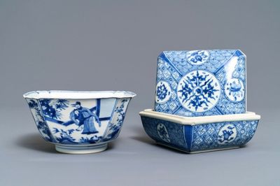 Une boîte couverte et un bol en porcelaine de Chine bleu et blanc, marque de Chenghua, Kangxi