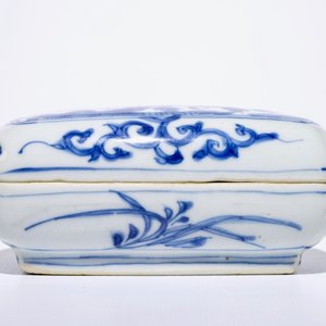 Une boîte couverte pour noix de bétel en porcelaine de Chine bleu et blanc, Ming, Wanli — photo 4