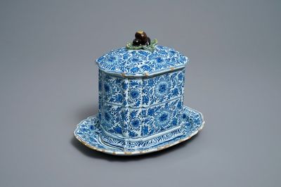 Une boîte couverte sur présentoir en faïence de Delft en bleu et blanc, 18ème
