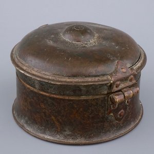 Une boite cylindrique en bronze doré, 16/17ème siècle — photo 1