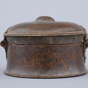 Une boite cylindrique en bronze doré, 16/17ème siècle — photo 3