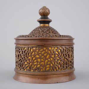 Une boite cylindrique en bronze et laiton, 16/17ème siècle, probablement Venise — photo 3