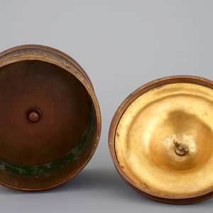 Une boite cylindrique en bronze et laiton, 16/17ème siècle, probablement Venise — photo 6