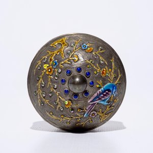 Une boîte cylindrique en jade et argent émaillé, Chine, vers 1900 — photo 5