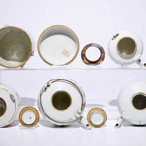 Une boîte cylindrique et quatre théières en porcelaine de Chine qianjian cai, 19/20ème — photo 6