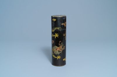 Une boîte cylindrique pour un décret impérial en bois laqué et peint, Chine, 17/18ème