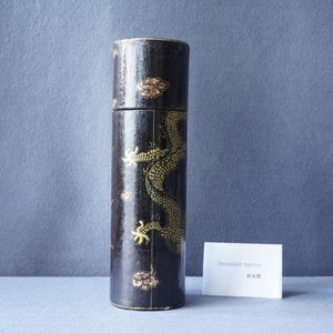Une boîte cylindrique pour un décret impérial en bois laqué et peint, Chine, 17/18ème — photo 33