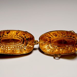Une boîte d'amulette en bronze doré incrusté de verre colorié, Inde, 18ème — photo 3