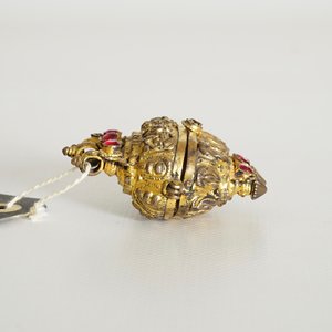 Une boîte d'amulette en bronze doré incrusté de verre colorié, Inde, 18ème — photo 8