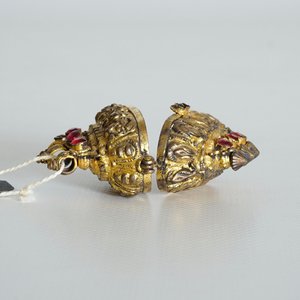 Une boîte d'amulette en bronze doré incrusté de verre colorié, Inde, 18ème — photo 9