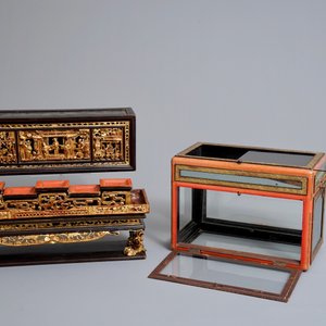 Une boîte d'autel et une vitrine de table en bois laqué et doré pour le marché Straits ou Peranakan, Chine, 19ème — photo 2