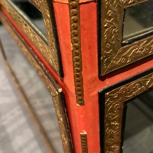 Une boîte d'autel et une vitrine de table en bois laqué et doré pour le marché Straits ou Peranakan, Chine, 19ème — photo 29