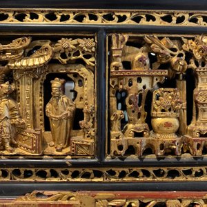 Une boîte d'autel et une vitrine de table en bois laqué et doré pour le marché Straits ou Peranakan, Chine, 19ème — photo 40