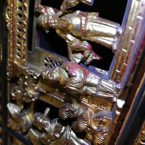 Une boîte d'autel et une vitrine de table en bois laqué et doré pour le marché Straits ou Peranakan, Chine, 19ème — photo 9