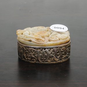 Une boîte en argent anglais avec une plaque en jade chinois comme couvercle, 19ème — photo 11
