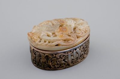 Une boîte en argent anglais avec une plaque en jade chinois comme couvercle, 19ème