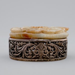 Une boîte en argent anglais avec une plaque en jade chinois comme couvercle, 19ème — photo 5