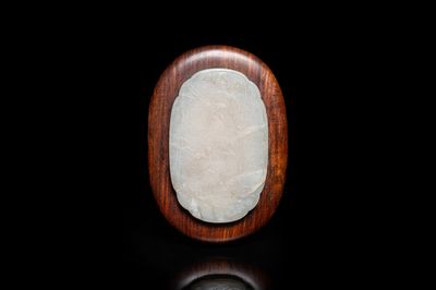 Une boîte en bois au couvercle à plaque en jade figurant une caille, Chine, 18/19ème