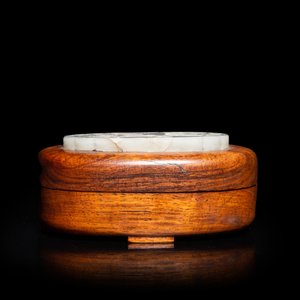 Une boîte en bois au couvercle à plaque en jade figurant une caille, Chine, 18/19ème — photo 6