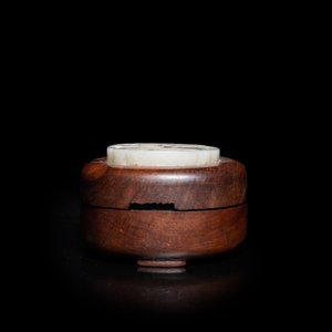 Une boîte en bois au couvercle à plaque en jade figurant une caille, Chine, 18/19ème — photo 7