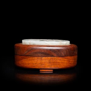 Une boîte en bois au couvercle à plaque en jade figurant une caille, Chine, 18/19ème — photo 8