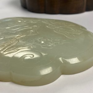 Une boîte en bois au couvercle en jade blanche en forme de ruyi, Chine, 18/19ème — photo 17
